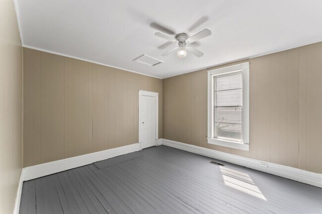 Building Photo - "Charming 2-Bed, 1-Bath Gem on Avenue H – ...