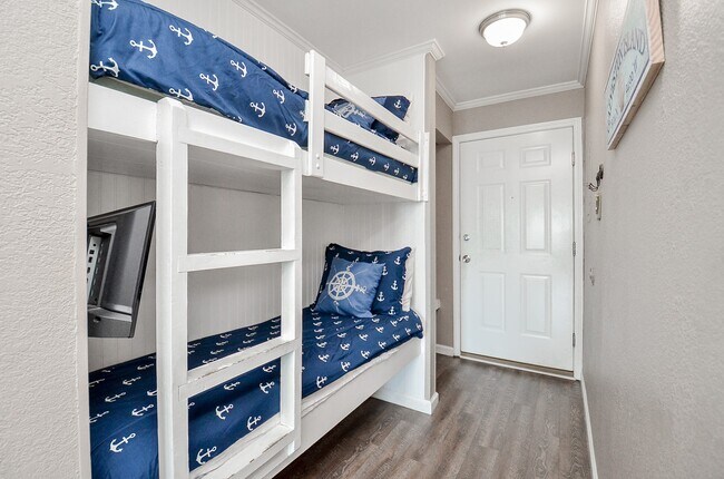 Building Photo - 6102 Seawall Blvd