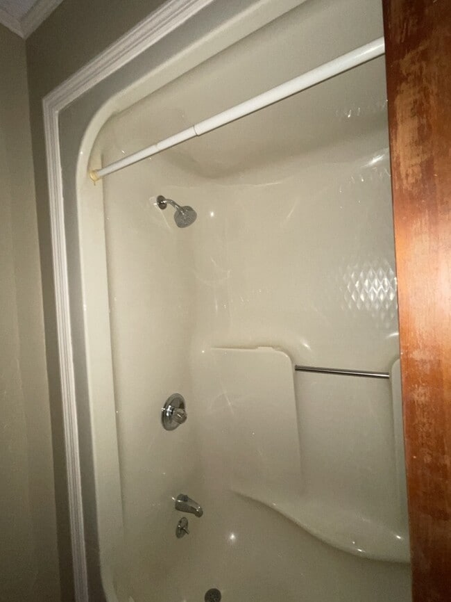 Building Photo - 3 Bedroom 2 Bathroom