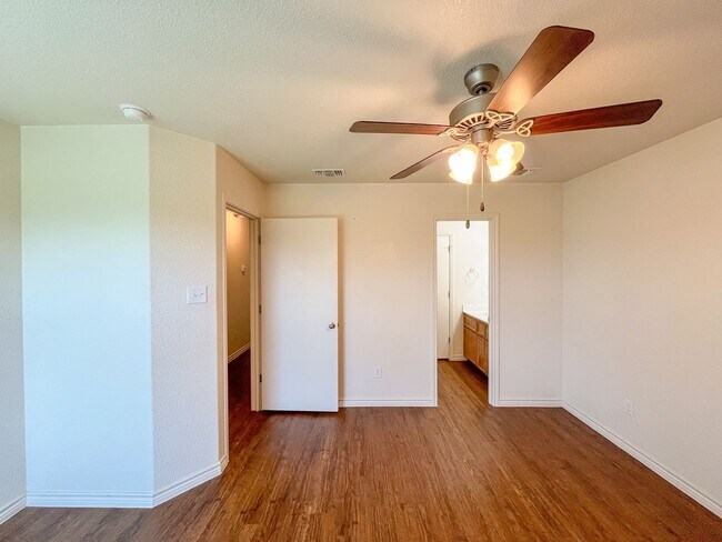 Building Photo - 1517 Justin Lp