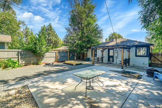 Building Photo - $2,225.00, 2-bed, 1-bath located in Denver.