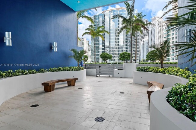 Building Photo - 1300 Brickell Bay Dr