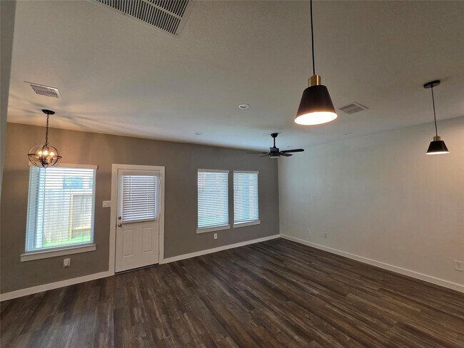 Building Photo - 3013 La Latina Dr