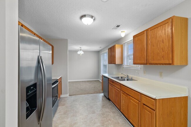 Building Photo - 3 Bedroom 2 Bathroom Home