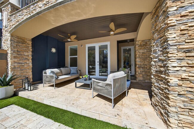 Building Photo - 1215 NE 1st St