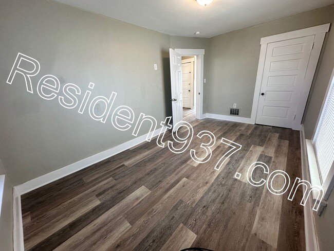 Building Photo - Spacious updated 3 bed 1 bath