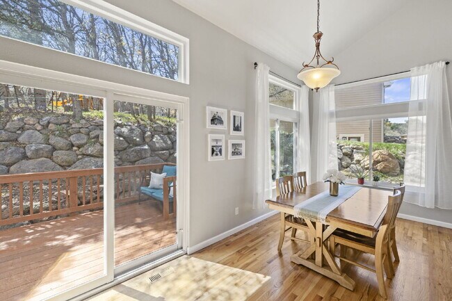 Building Photo - Spacious 6-Bedroom Broadmoor Rental with M...