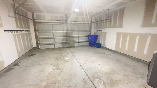 Building Photo - 4 Bedroom 2.5 Bath Home Located In Buckshi...