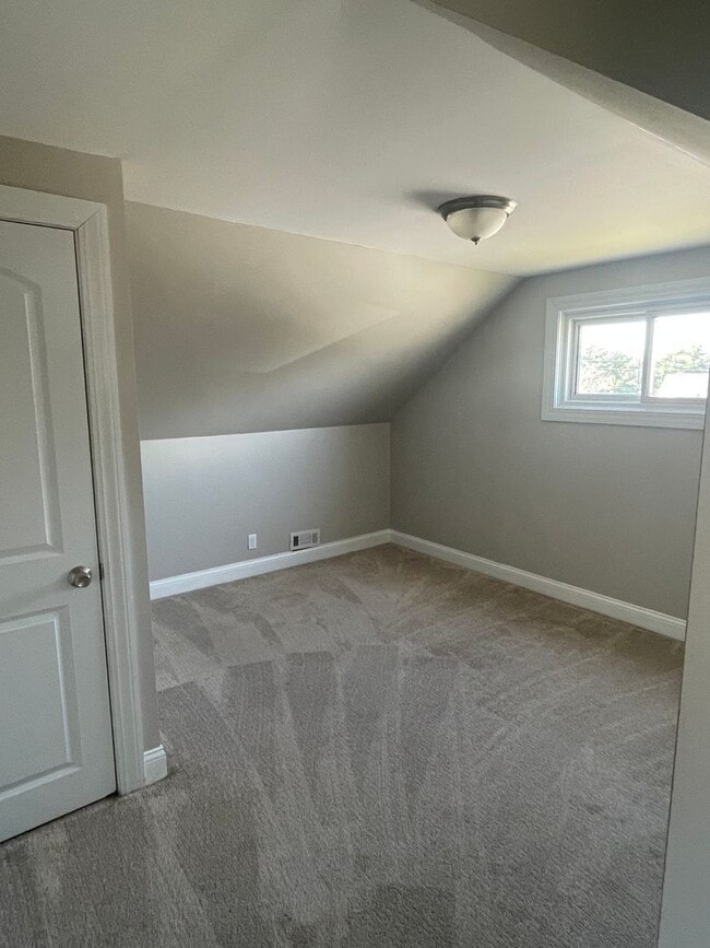 Building Photo - 4 bedroom 1 bath house
