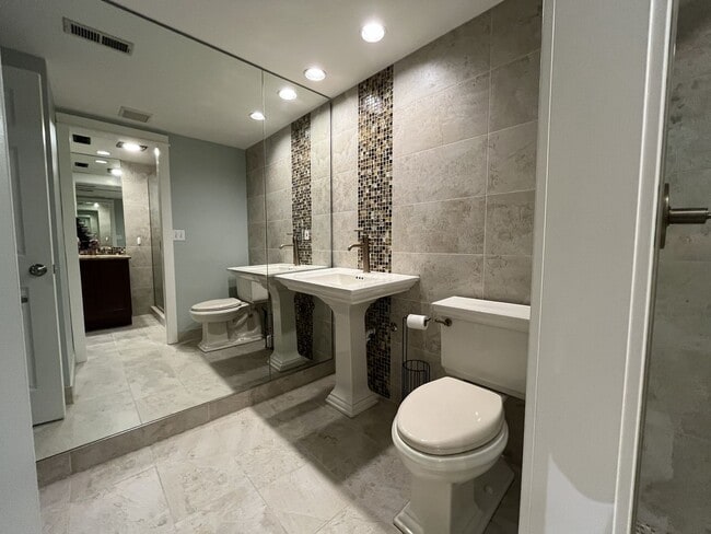 Building Photo - Ground Floor End Unit on Jantzen Beach with River Views & Flexible Living Space