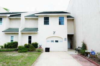Building Photo - Convenient 3-Bed, 2.5-Bath James Island Co...