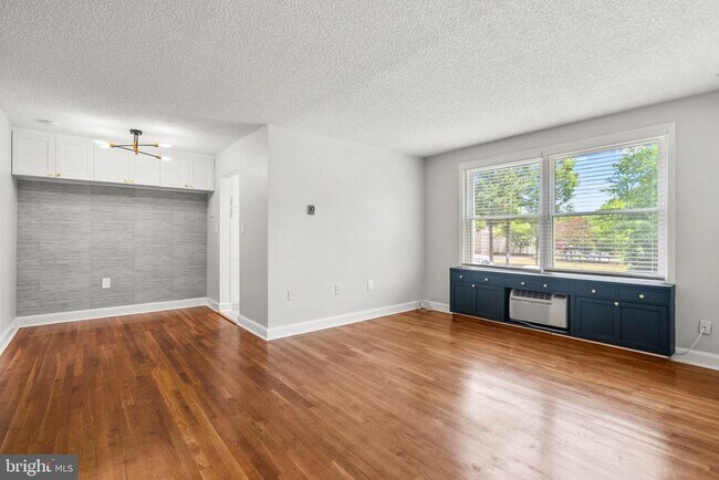 Building Photo - 7630 Tomlinson Ave