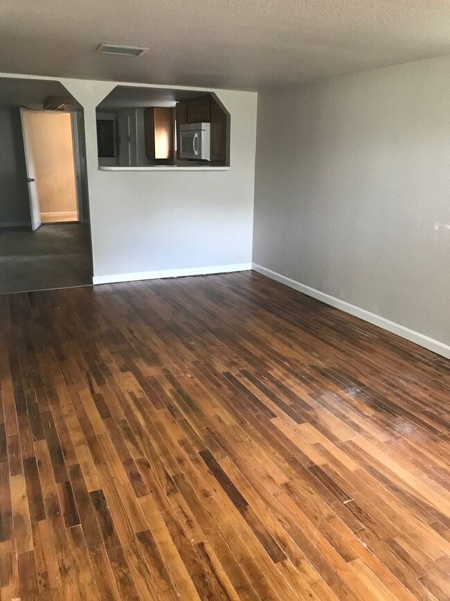 Building Photo - 2 BEDROOMS, 2 BATHROOMS, WITH 2 BONUS ROOMS AND A SECOND KITCHEN!