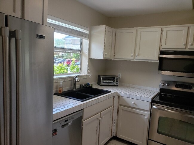 Building Photo - Beautiful Fully Furnished Condo