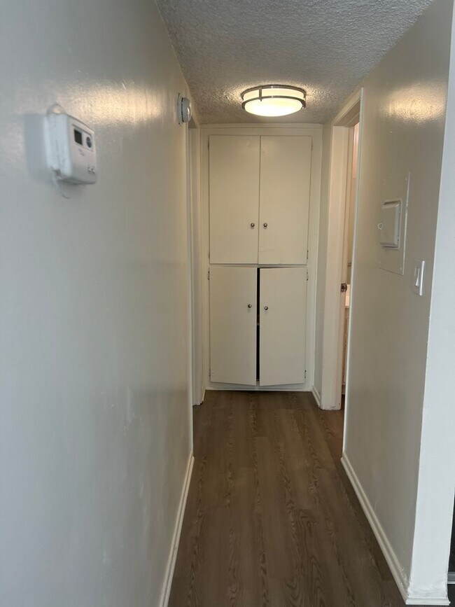 Building Photo - Bright 1 Bed / 1 Bath with Balcony & Pool – Central AC – Pet Friendly!