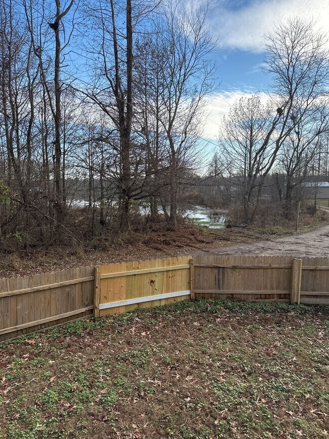 Building Photo - 2 Bedroom 1 Bath cottage with Lake View!