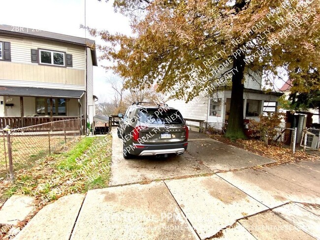 Building Photo - Great 2 bedroom,1-1/2 bath home with laund...