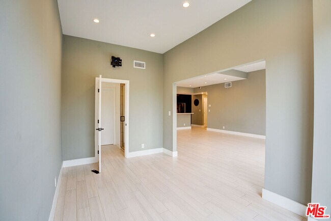 Building Photo - 423 N Palm Dr