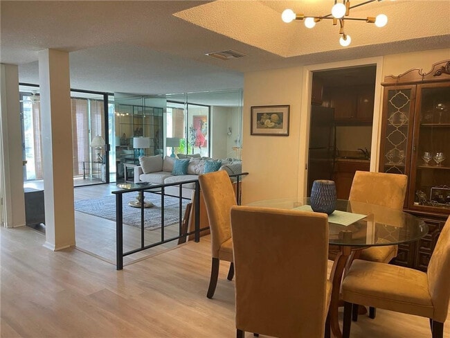 Building Photo - 3730 Inverrary Dr