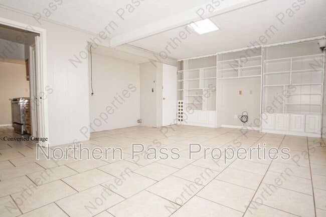Building Photo - 10109 Milan St