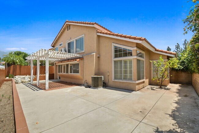 Building Photo - Stunning 4BR/3BA in Central Park Featuring Main-Level Bedroom & Bath!