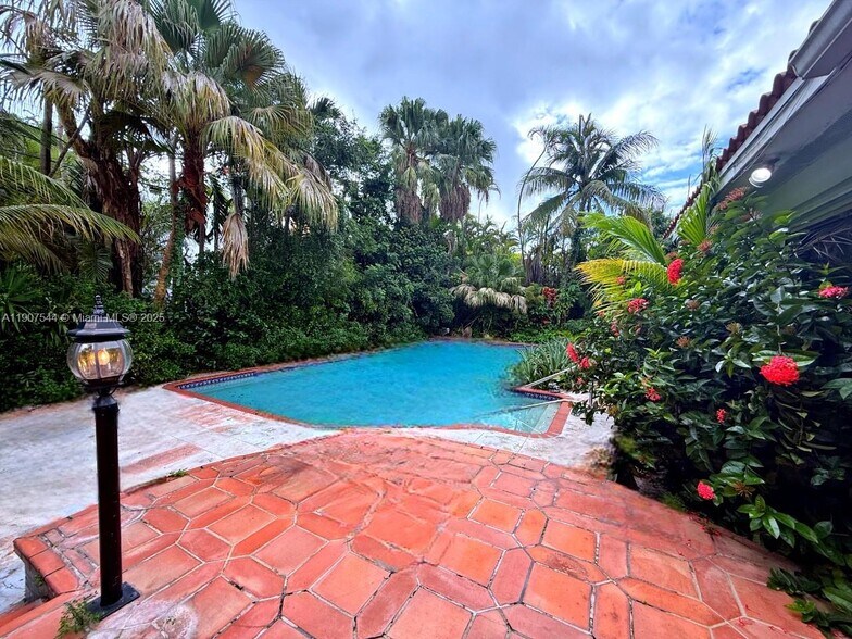 Building Photo - 1915 Country Club Prado