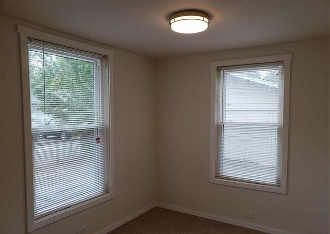 Building Photo - 2 BD 1 BA home with easy transit