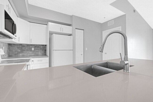 Building Photo - Modern Living in Miramar – 2 Bed/2 Bath Co...