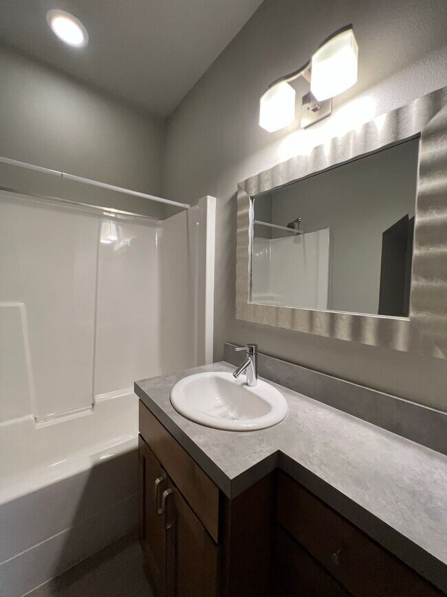 Building Photo - 1908al