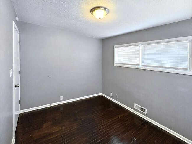 Building Photo - Spacious 4-Bedroom Home in a Prime Locatio...
