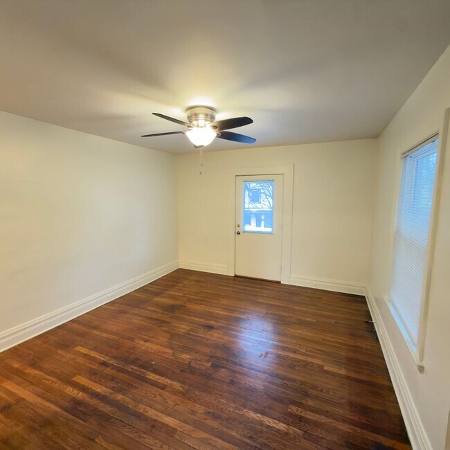 Building Photo - 641 Parkwood St NE