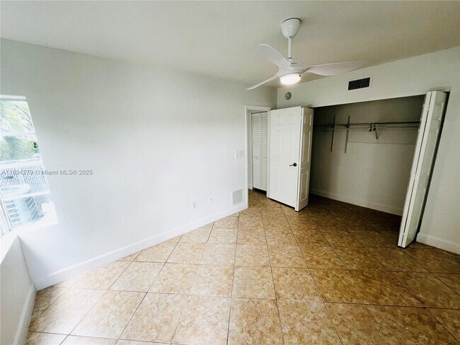 Building Photo - 950 Bay Dr