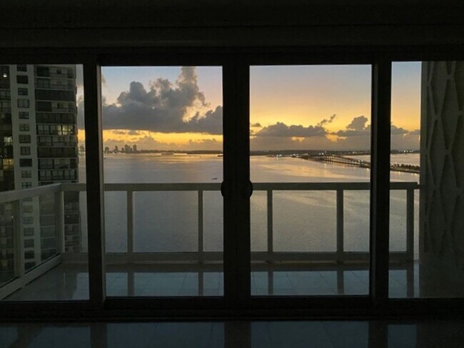 Building Photo - Stunning Waterfront Living in South Brickell