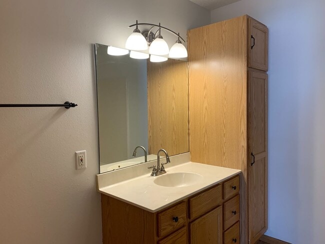 Building Photo - 3 Bedroom Twinhome