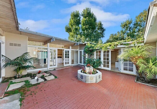 Building Photo - 6241 Frondosa Dr