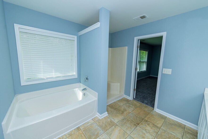 Building Photo - 5815 Weddington Dr