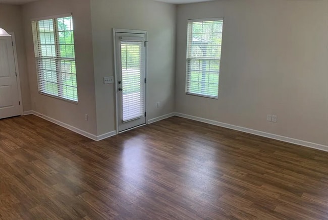 Building Photo - Spacious 5 Bedroom, 3 bath home in Greensb...