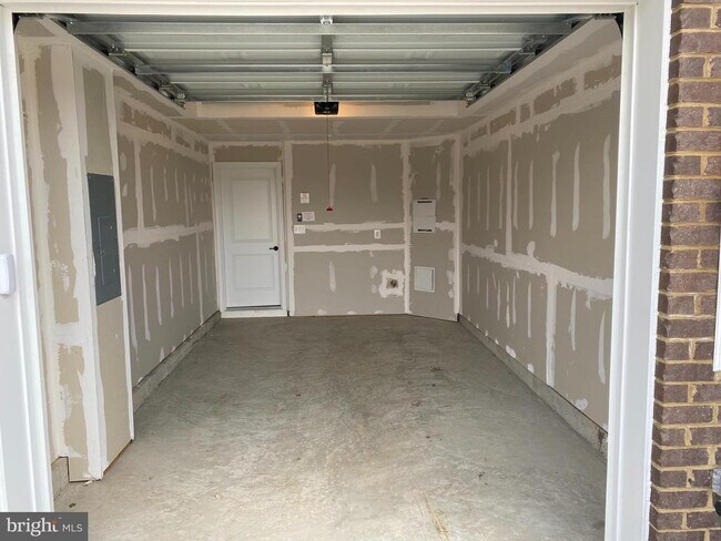 Building Photo - 7911 Independence Dr