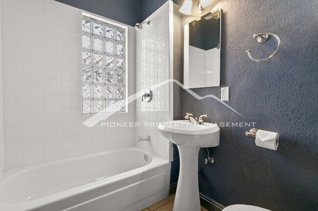 Building Photo - Beautiful Home with Washer/Dryer and Fenced Yard