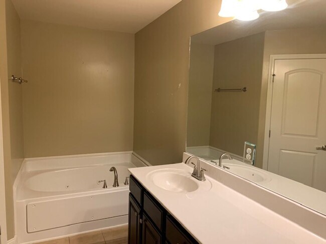 Building Photo - COMING SOON 8/8/25-BEAUTIFUL 4/2 BRICK HOM...