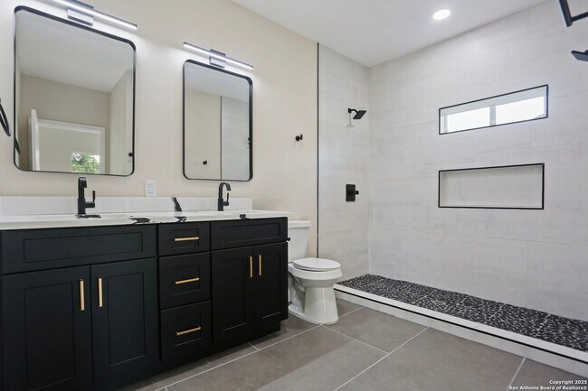 Building Photo - 207 Alvarez Pl