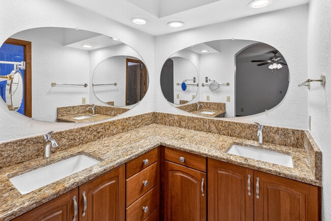 Building Photo - 1140 Troon Dr E