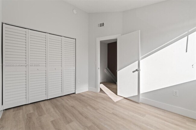 Building Photo - 6255 SW Kendale Lakes Cir