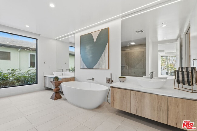 Building Photo - 725 Croft Ave