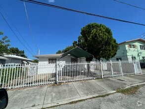 Building Photo - 1019 NW 24th St