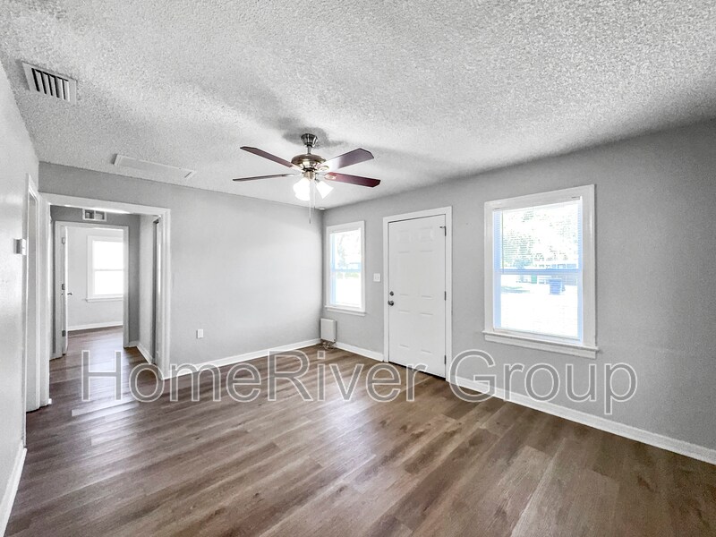 Building Photo - 3110 W Hartnett Ave