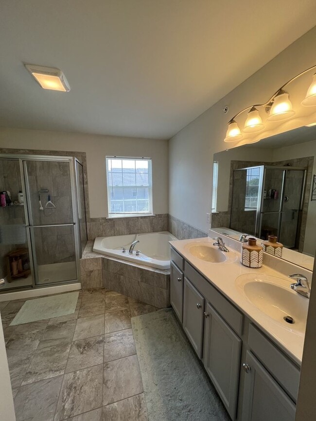 Building Photo - Beautiful like-new townhouse in Parkland school disctrict!