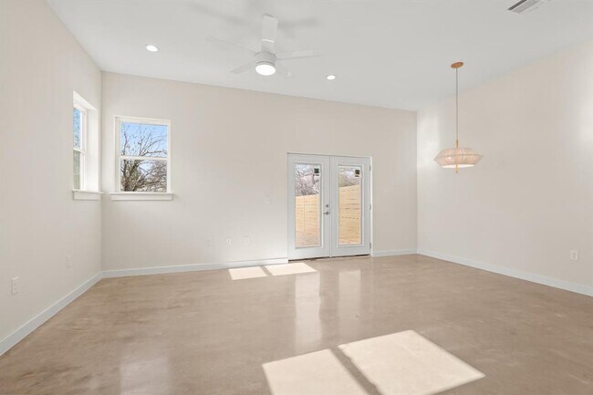 Building Photo - 4801 Sara Dr