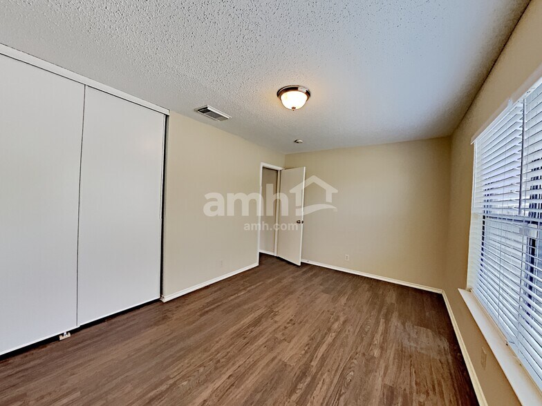 Building Photo - 7206 Knights Haven