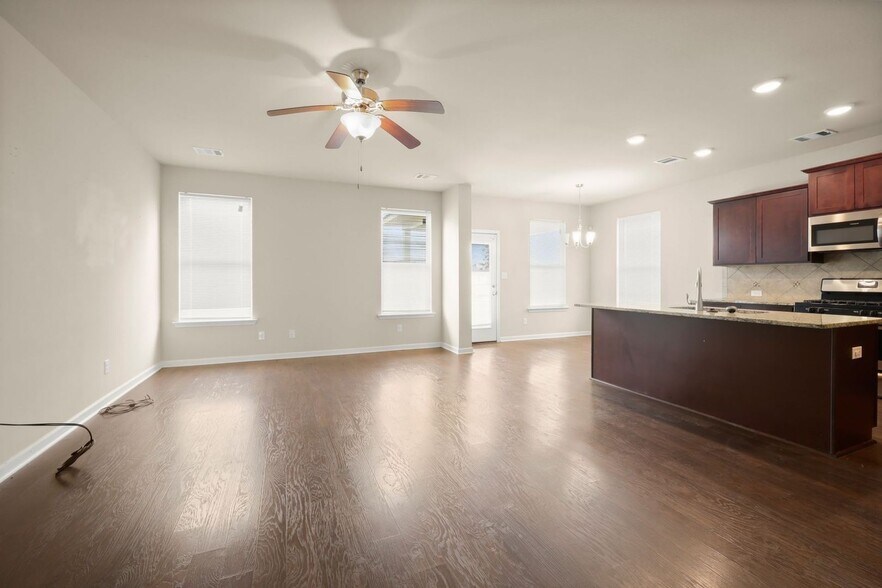 Building Photo - 39405 Legacy Lake Dr